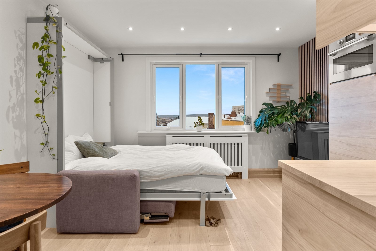 I stuen er det montert en praktisk skapseng. Galleribilde