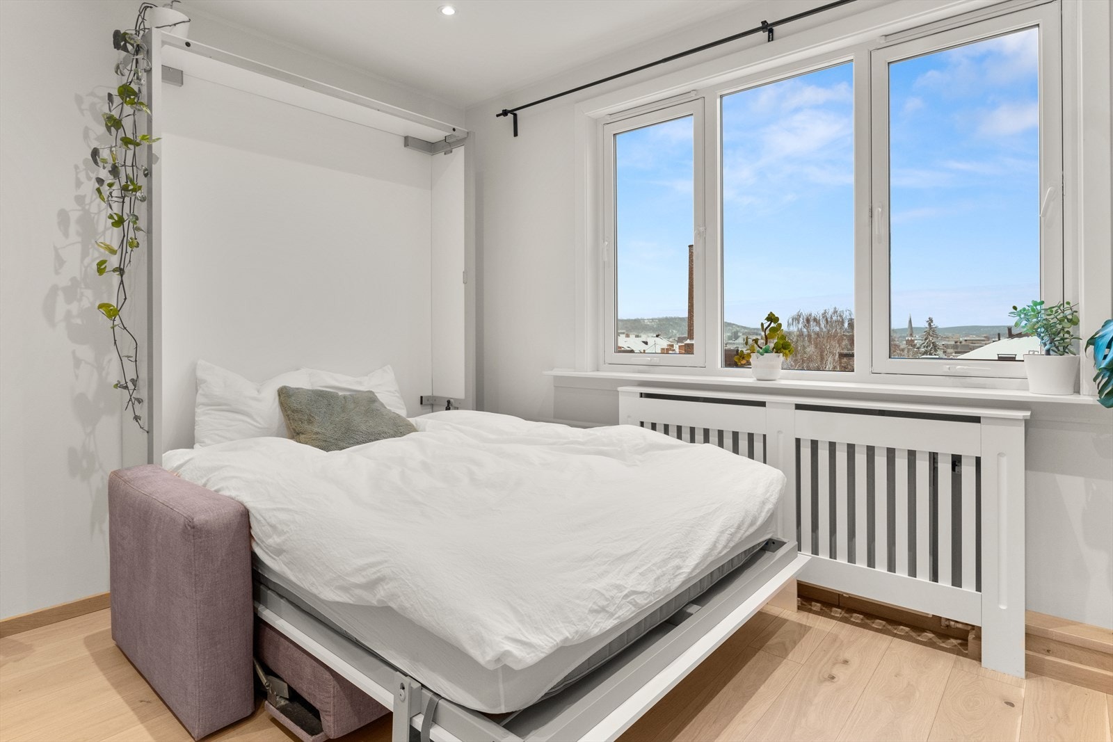 Stuen har god plass til sofa/seng, tv, spisebord og annet ønskelig interiør. Galleribilde