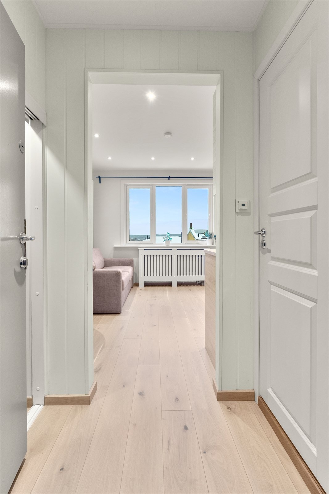 Velkommen inn! Lys og innbydende entré som gir leiligheten et godt førsteinntrykk. Galleribilde