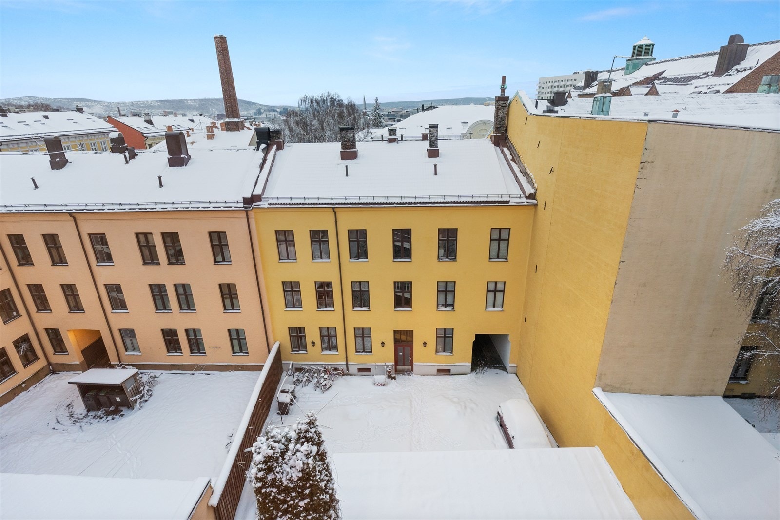 Boligen vender mot en rolige og sjarmerende bakgårder. Galleribilde