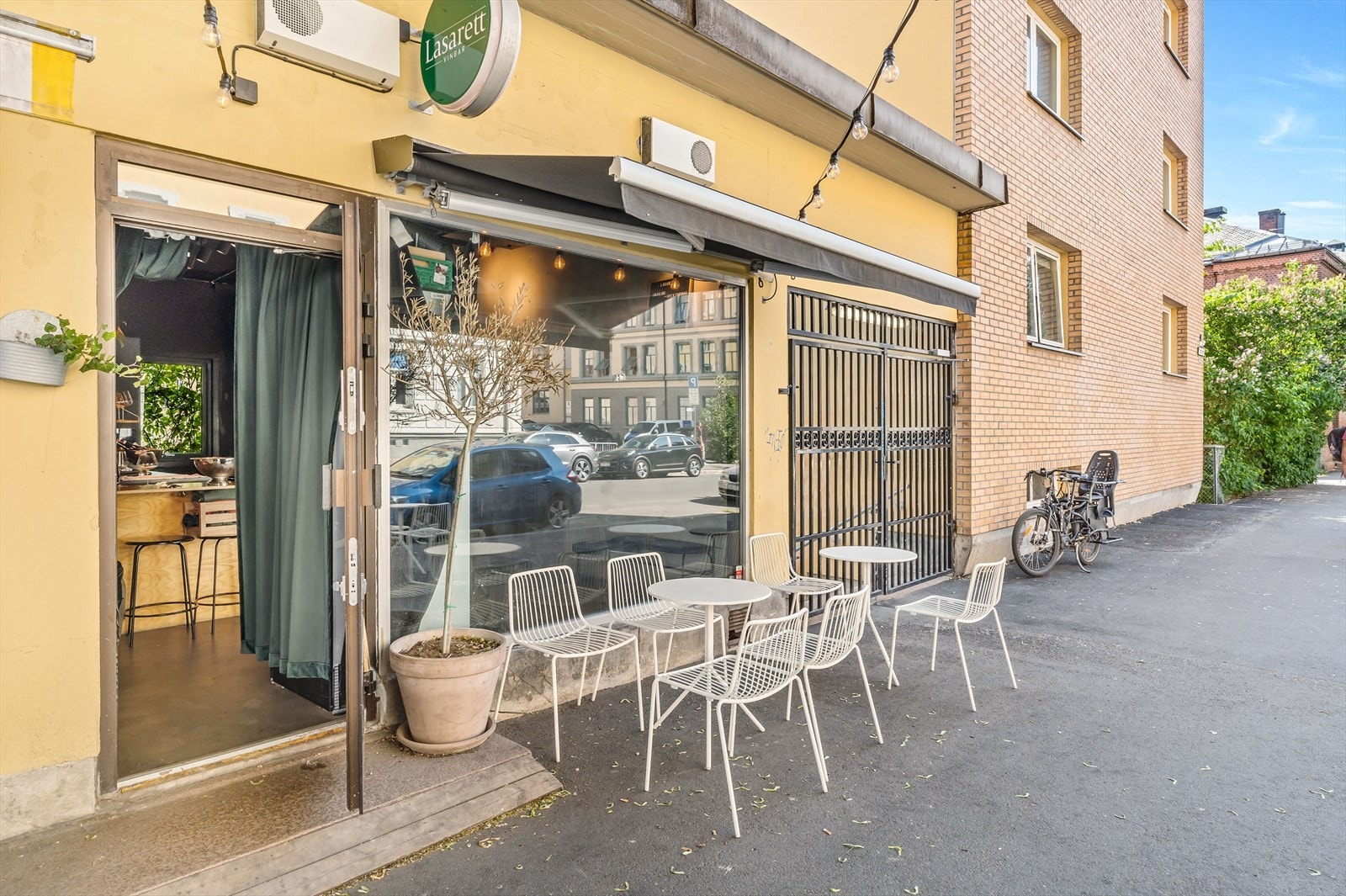 Det er et rikt byliv rundt boligen, med en rekke barer og forretninger. Galleribilde