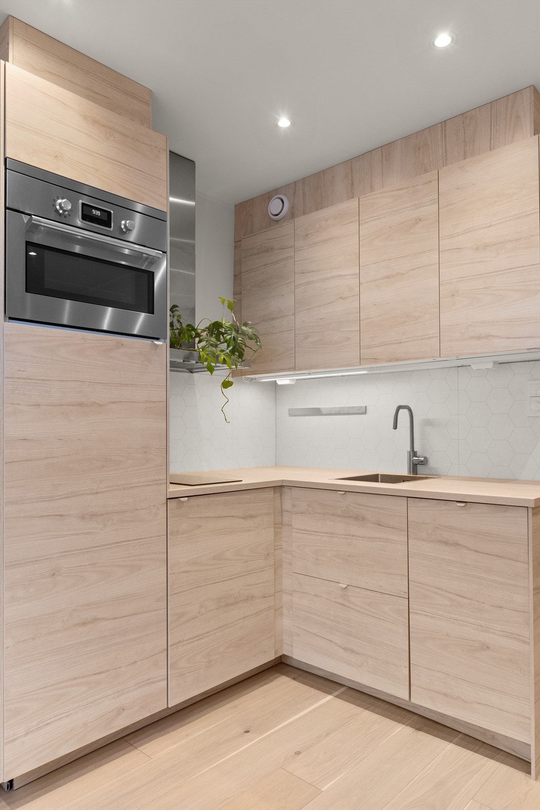 Kjøkkenet er utstyrt med platetopp, kum med ettgreps blandebatteri, ventilator, kjøl/fryseskap, ovn og oppvaskmaskin. Galleribilde