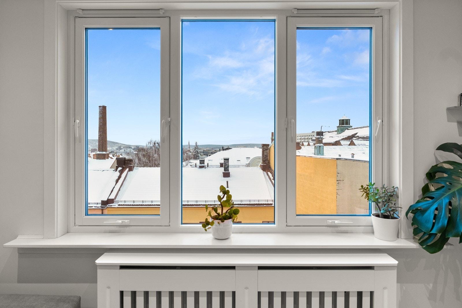 Stuen har store vindusflater som slipper inn rikelig mengder med naturlig lys inn i rommet. Galleribilde