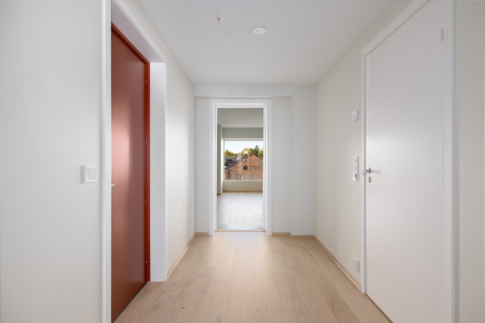 Leiligheten har praktisk porttelefon med video, som gjør det mulig å både se og snakke med de som ringer på, samt enkelt slippe besøkende inn i bygget. Galleribilde