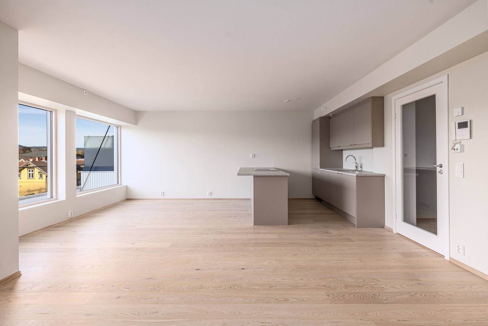 Det er balansert ventilasjonsanlegg med enhet plassert i teknisk rom/bod. Kodelås til ytterdør og heis mellom etasjene. Galleribilde