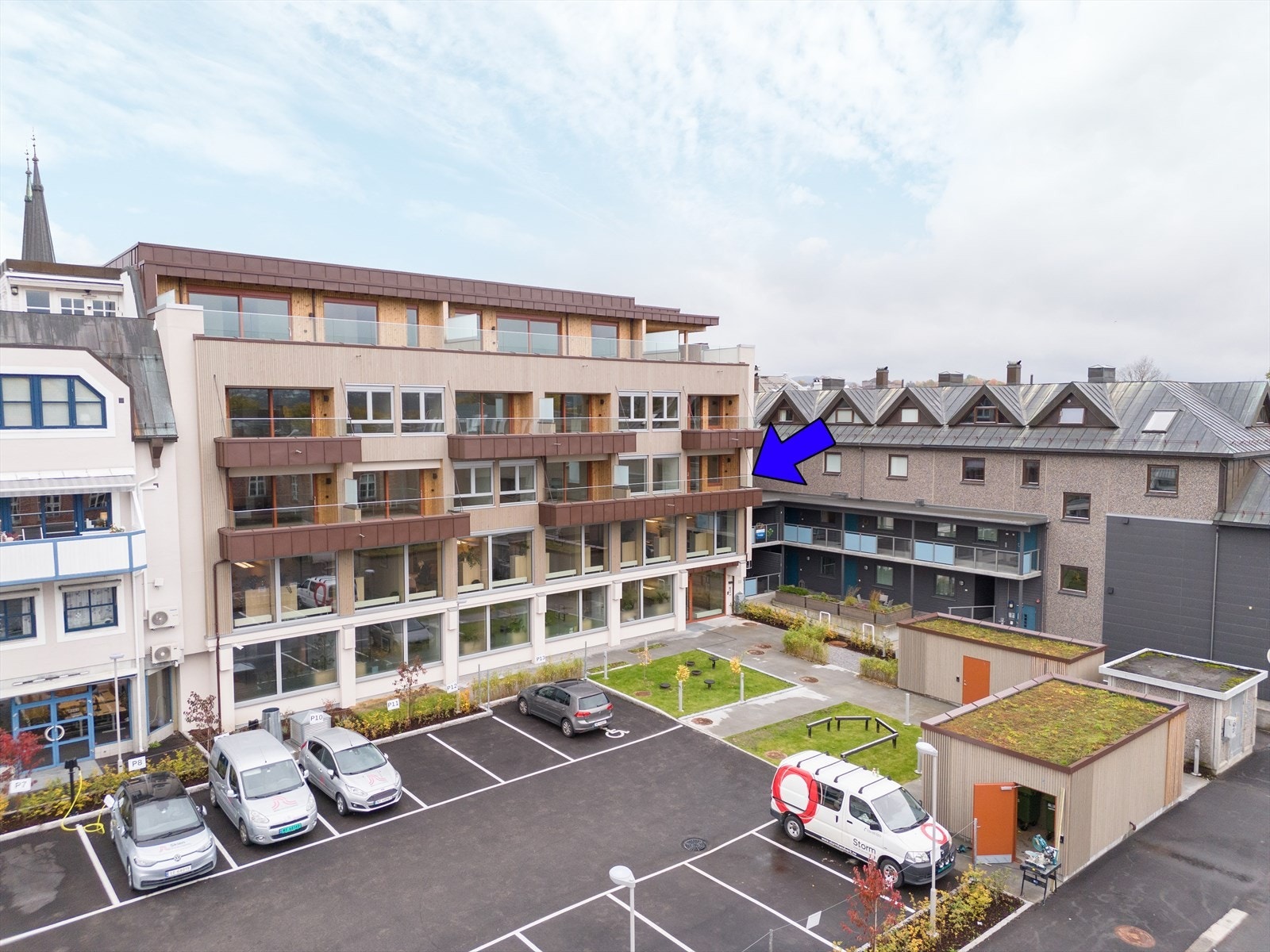 Heis fra bakkeplan tar deg opp til boligen i 3. etasje. Boligen er gjennomgående og har en nydelig, solfylt balkong mot vest med delvis takoverbygg og lite innsyn. Galleribilde