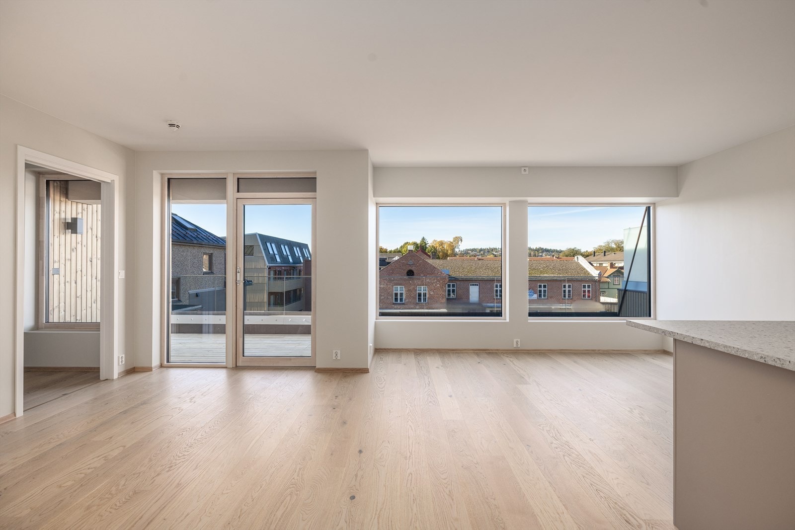 Boligen har fasiliteter som vannbåren gulvvarme i entré og stue/kjøkken, som gir en behagelig innetemperatur. Elektriske varmekabler i gulv på baderom. Galleribilde