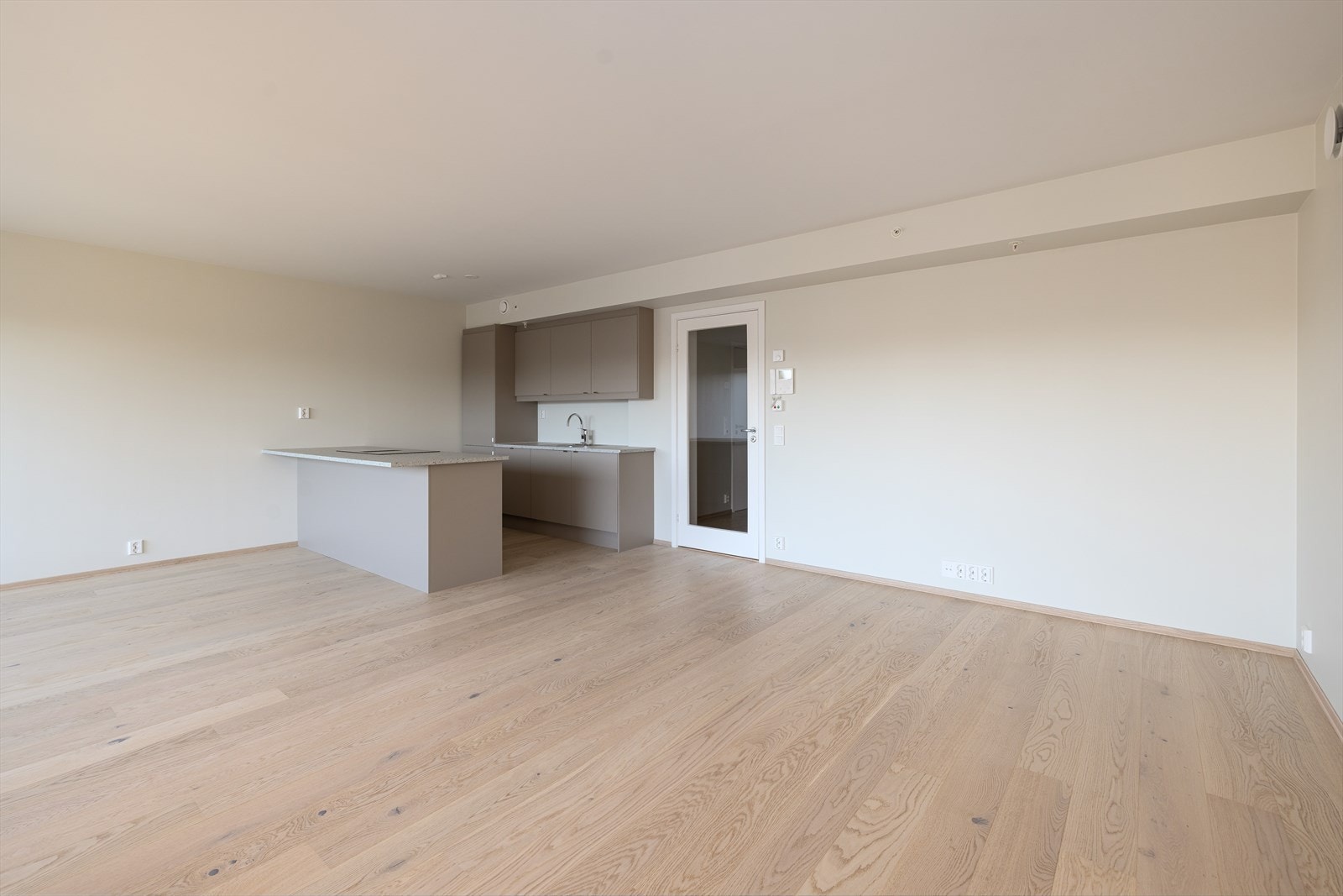 Her kan du innrede og skape din egen nye bolig som har moderne og tidløse fargevalg i lune fargetoner og en gjennomgående fin helhet. Galleribilde