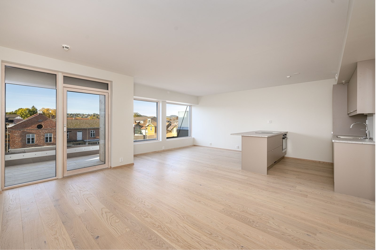 Store vindusflater preger boligens rom som gir fint lysinnslipp og fint utsyn til nærområdet. Galleribilde