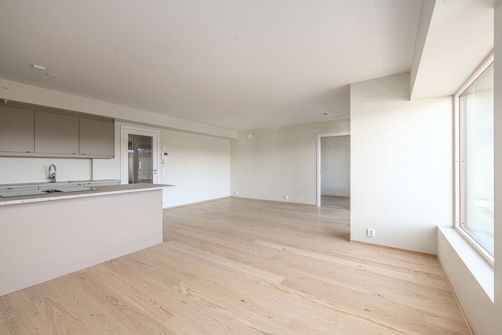 På gulvflater er det hovedsakelig 1-stavs matt, hvitpigmentert, lakkert eikeparkett med tilsvarende fotlister, vegger og himling har sparklede og malte gipsplater, og det er listefritt mellom tak og vegg som øker romfølelsen. Galleribilde