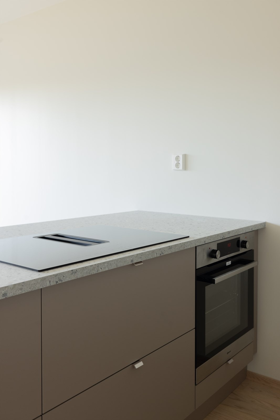 Videre er det integrert stekeovn, oppvaskmaskin og kombinerte kjøl- og fryseskap. Galleribilde