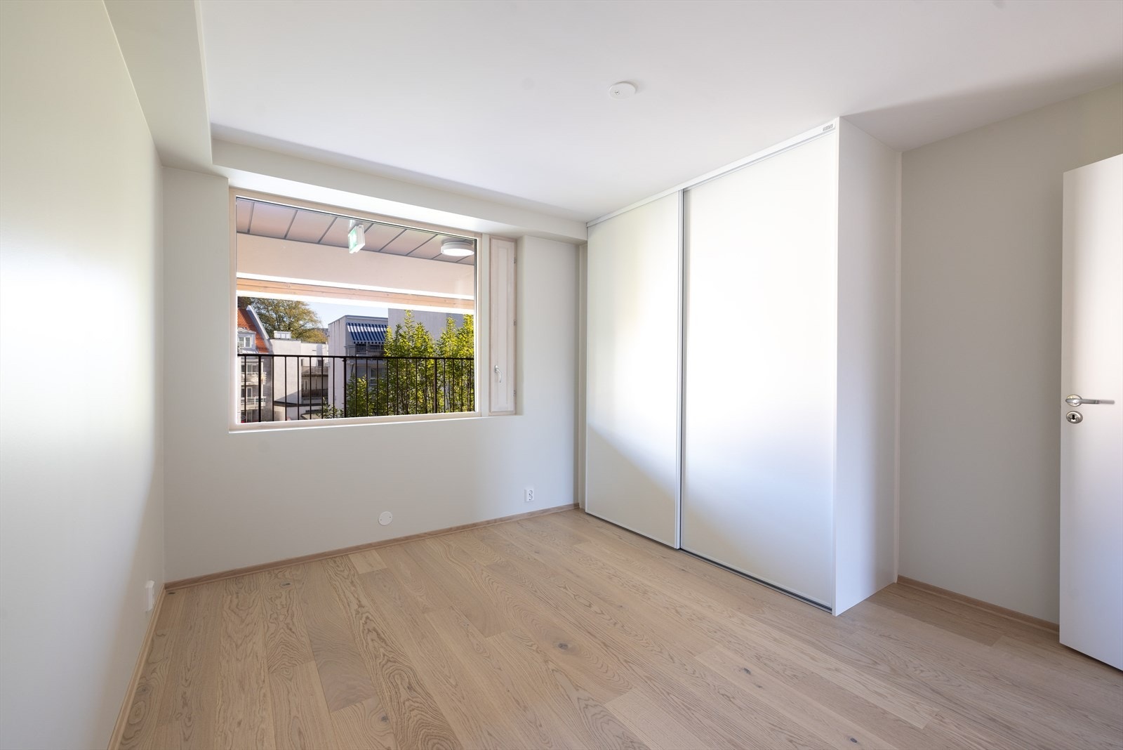 Boligen innehar to soverom hvor hovedsoverommet ligger ved entréen, med vindusflate ut mot øst. Galleribilde