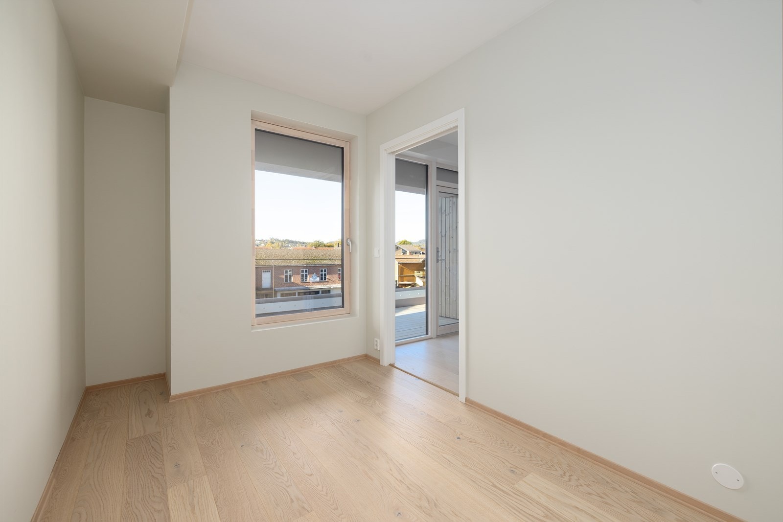 Det andre soverommet ligger med tilkomst fra stuen hvor det er stor vindusflate ut mot vest. Galleribilde