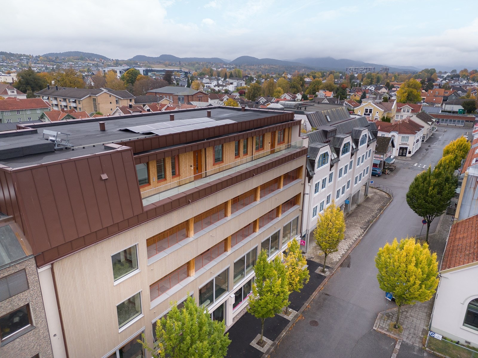 Her bor du svært sentralt til på Lie i Skien sentrum, tilbaketrukket i et nytt borettslag med leiligheter i 3. 4. og 5. etasje og næringsdel i etasjene under. Galleribilde