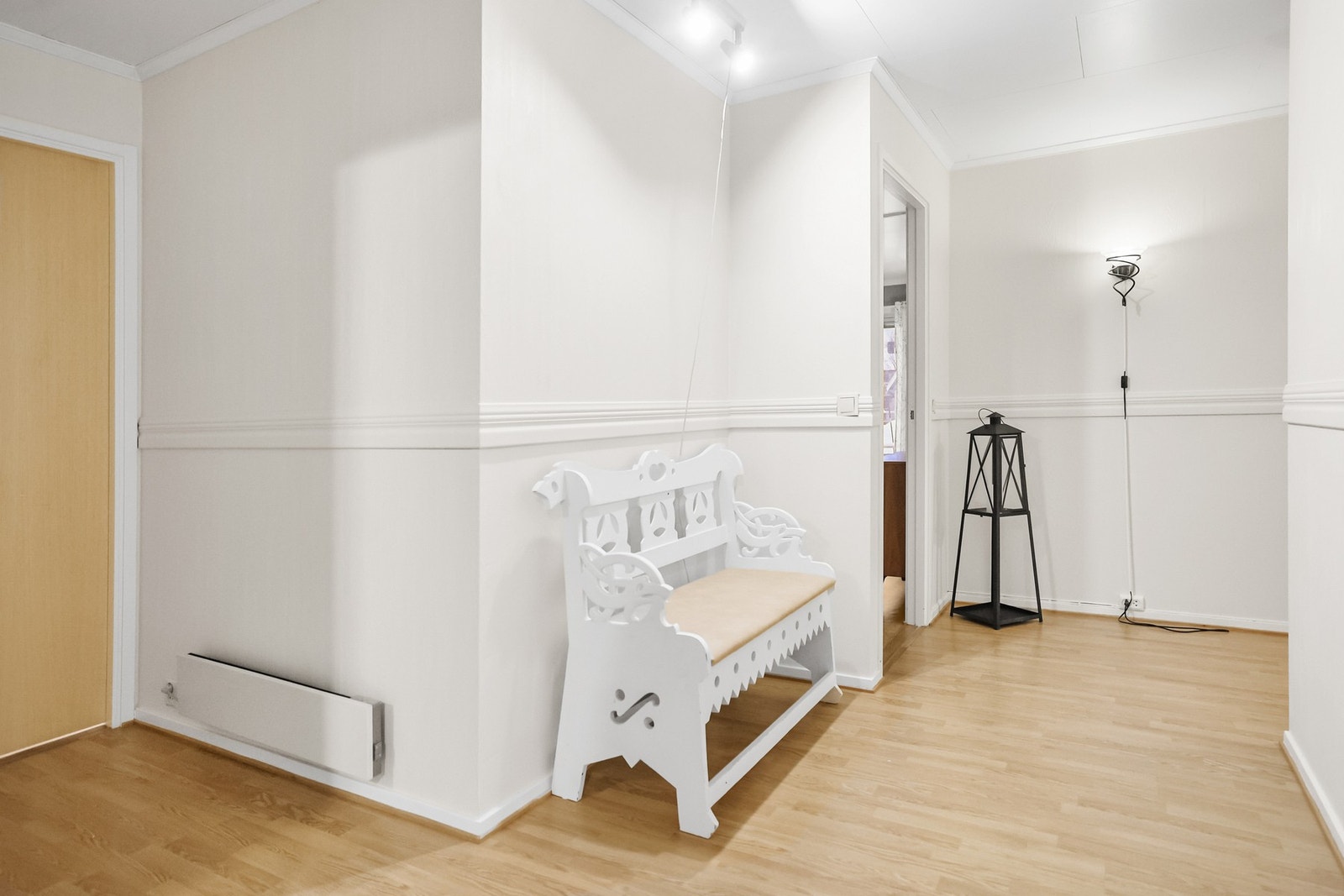 I gangen er det plass til en hyggelig sone med benk. Galleribilde