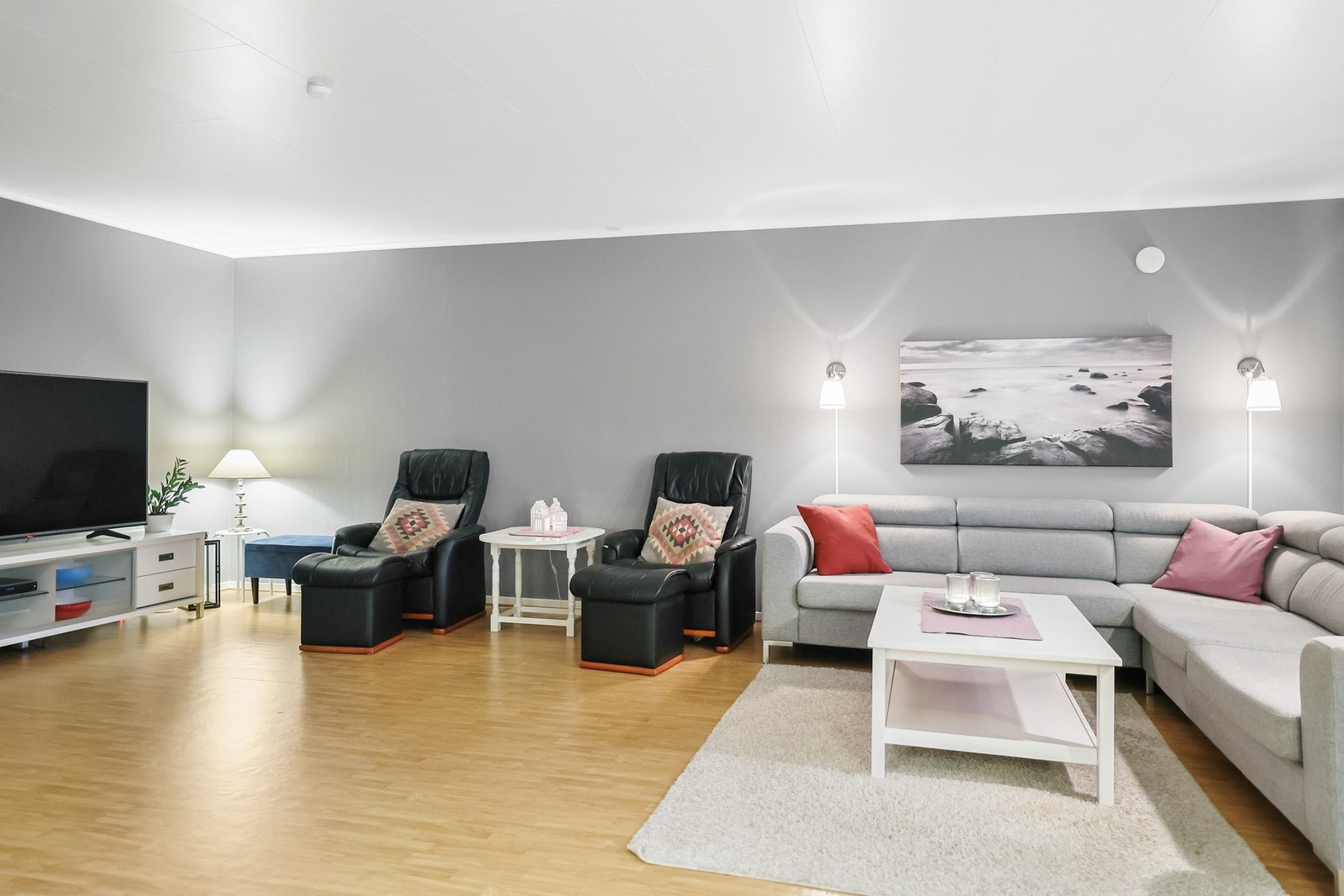 Det er plass til sofaløsning med tilhørende bord. Galleribilde