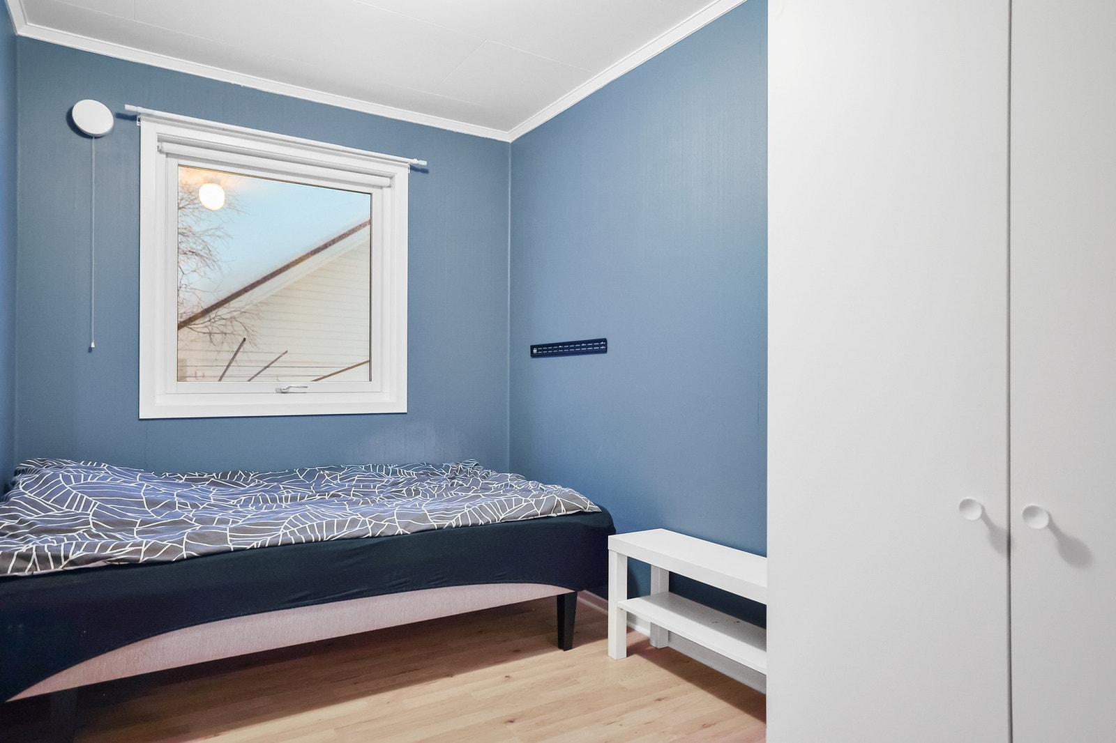 Soverom med plass til seng og diverse oppbevaring Galleribilde