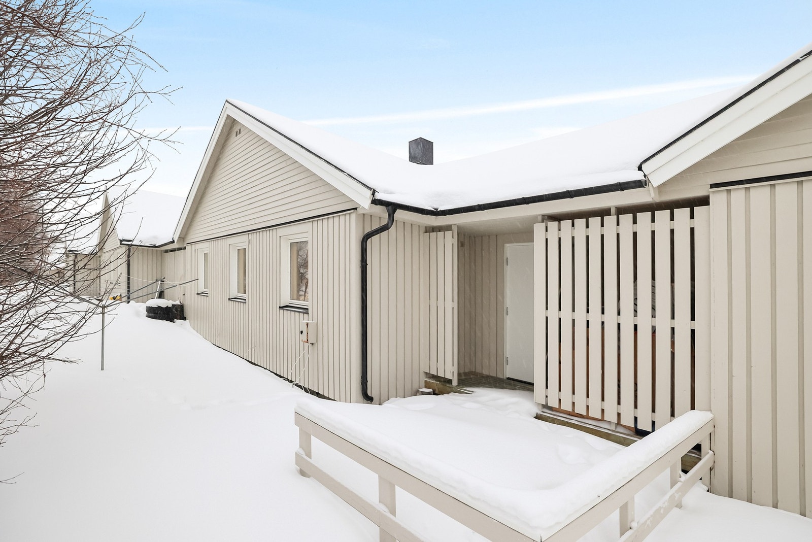Terrasse på baksiden med utvendig sportsbod. Galleribilde
