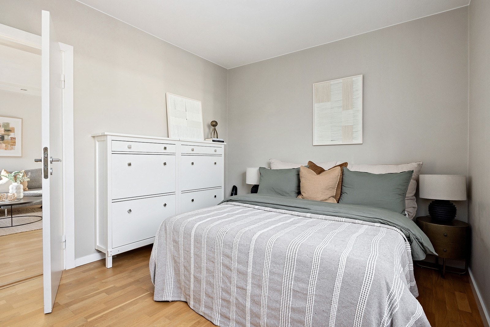 Hovedsoverom med malte slette vegger og parkett på gulv Galleribilde