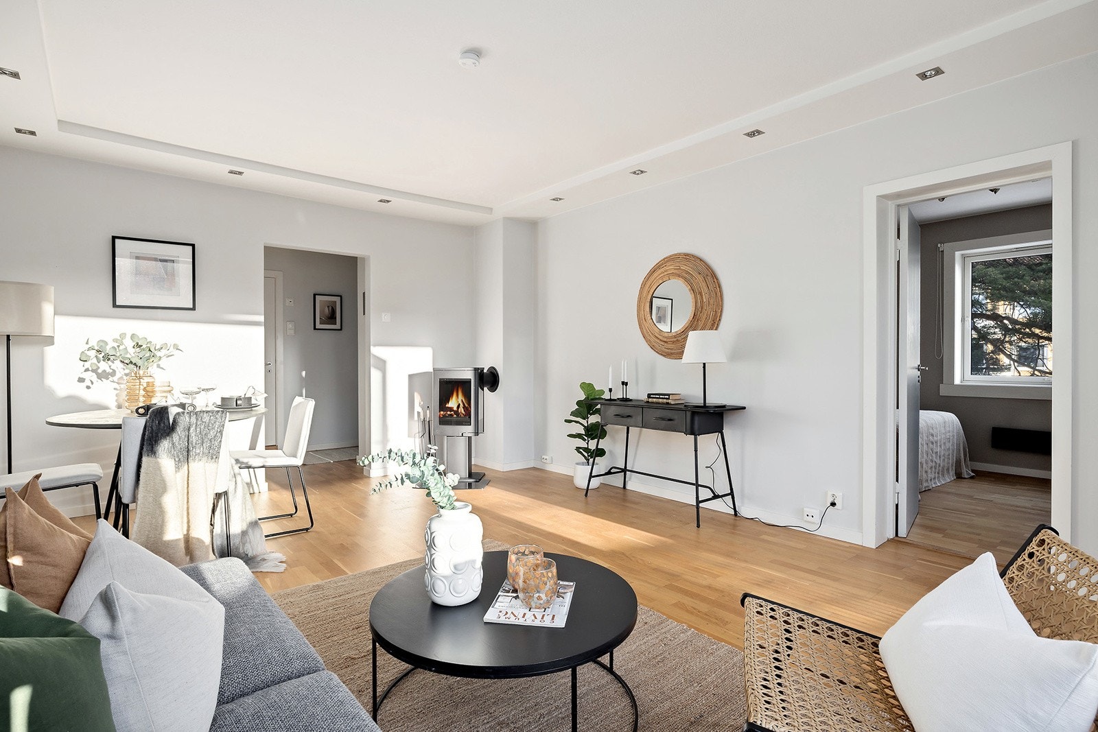 Downlights i tak og nymalte vegger. Eikeparkett på gulv Galleribilde