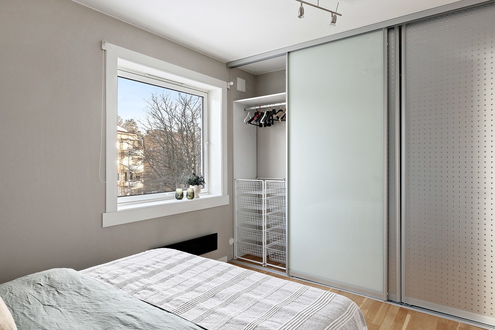 Skyvedørsgarderobe på hovedsoverom Galleribilde