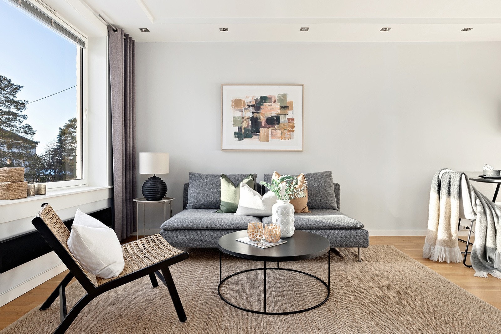 Store vindusflater slipper inn rikelig med naturlig lys Galleribilde