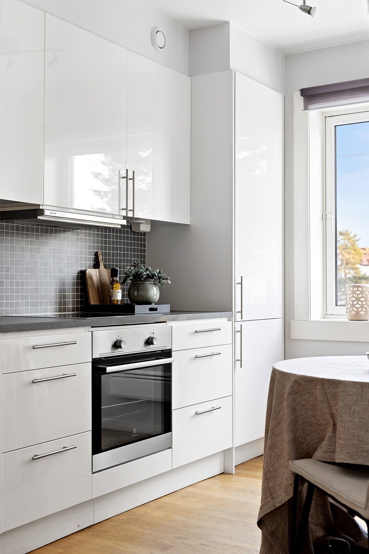 Kjøkkeninnredning med integrert stekeovn, koketopp, oppvaskmaskin og kjøl/fryseskap Galleribilde