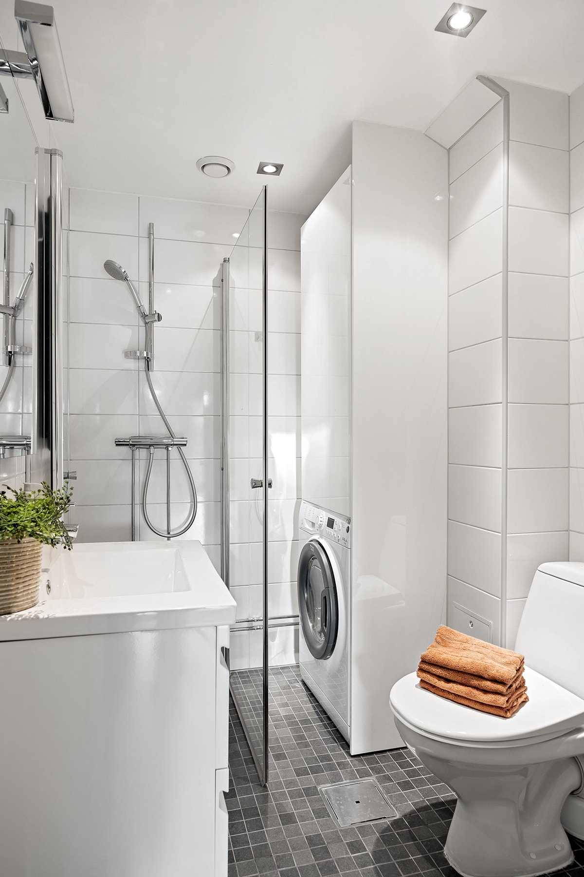 Badet har ollegg til vaskemaskin, varme i gulv og downlights i tak Galleribilde