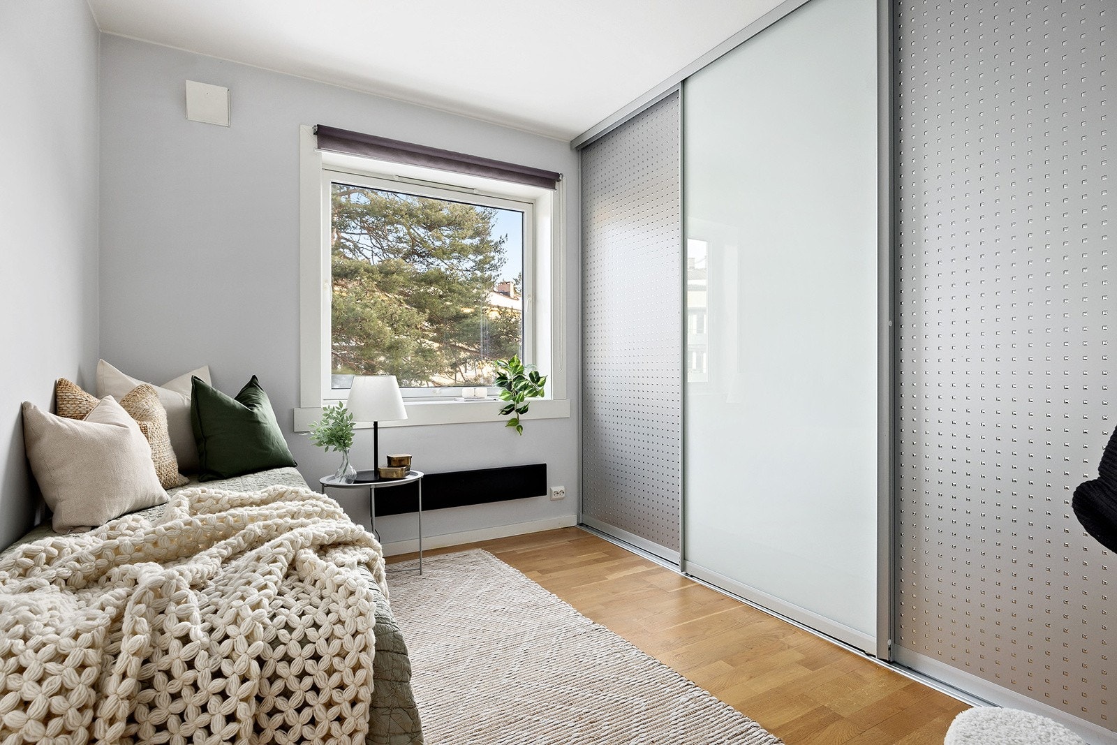 Soverom 2 har skyvedørsgarderobe Galleribilde