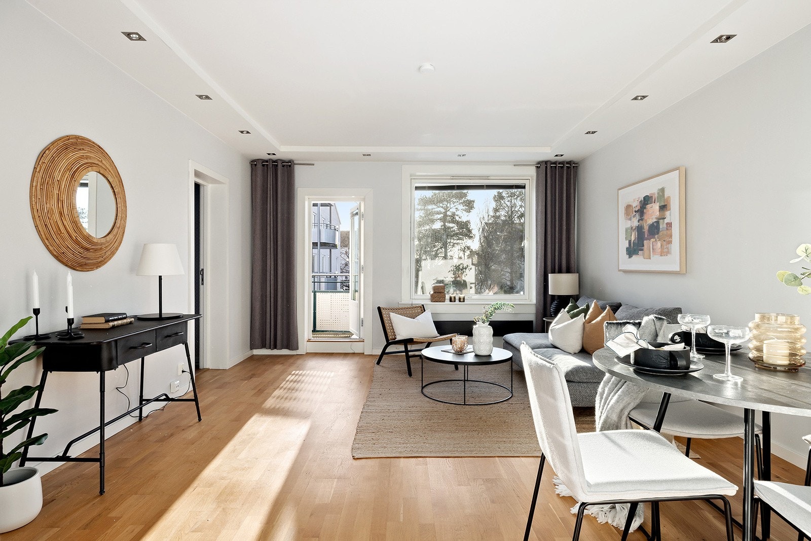 Lys og tiltalende stue med fin plass til både sofa og spisebord Galleribilde