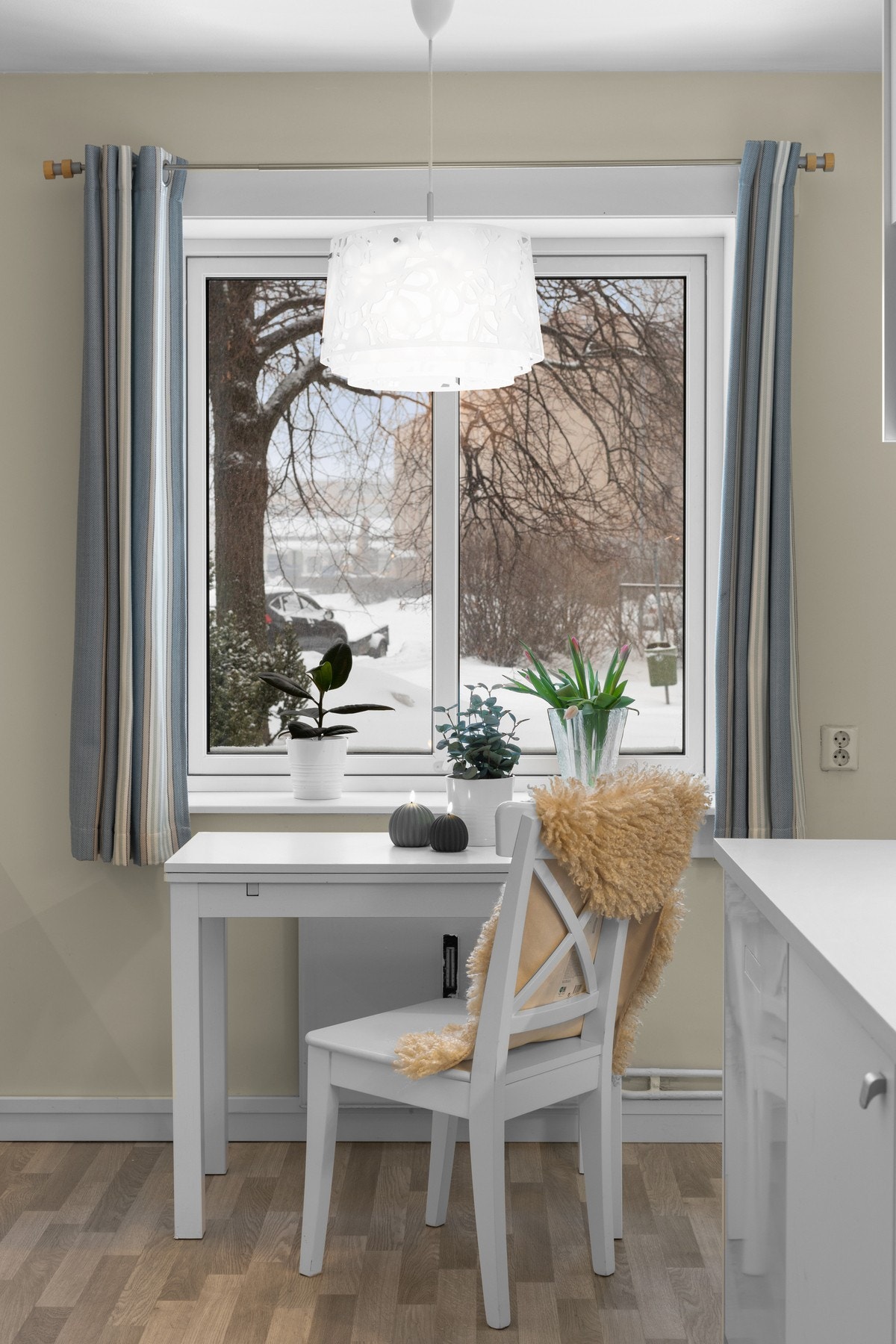 Det er plass til et lite bord med stoler, som skaper en hyggelig sone for frokostkaffen. Galleribilde