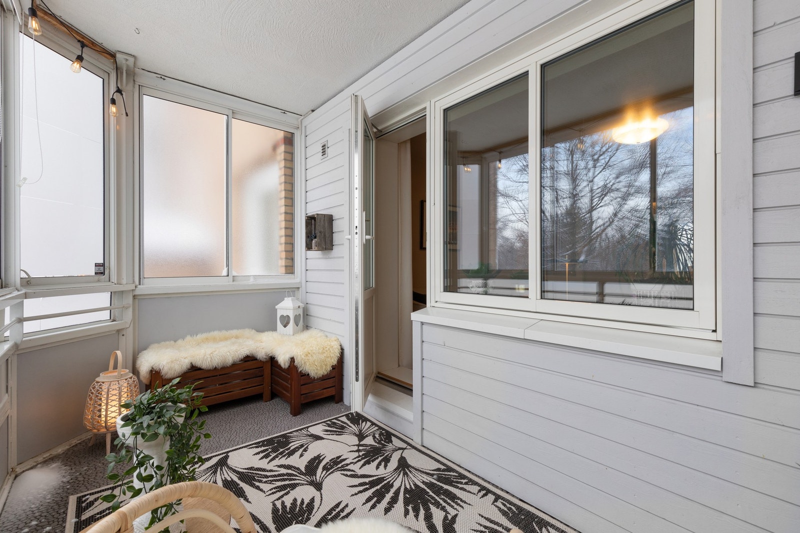 Den innglassede balkongen på ca. 7 kvm gir deg et hyggelig sted å trekke deg tilbake. Galleribilde