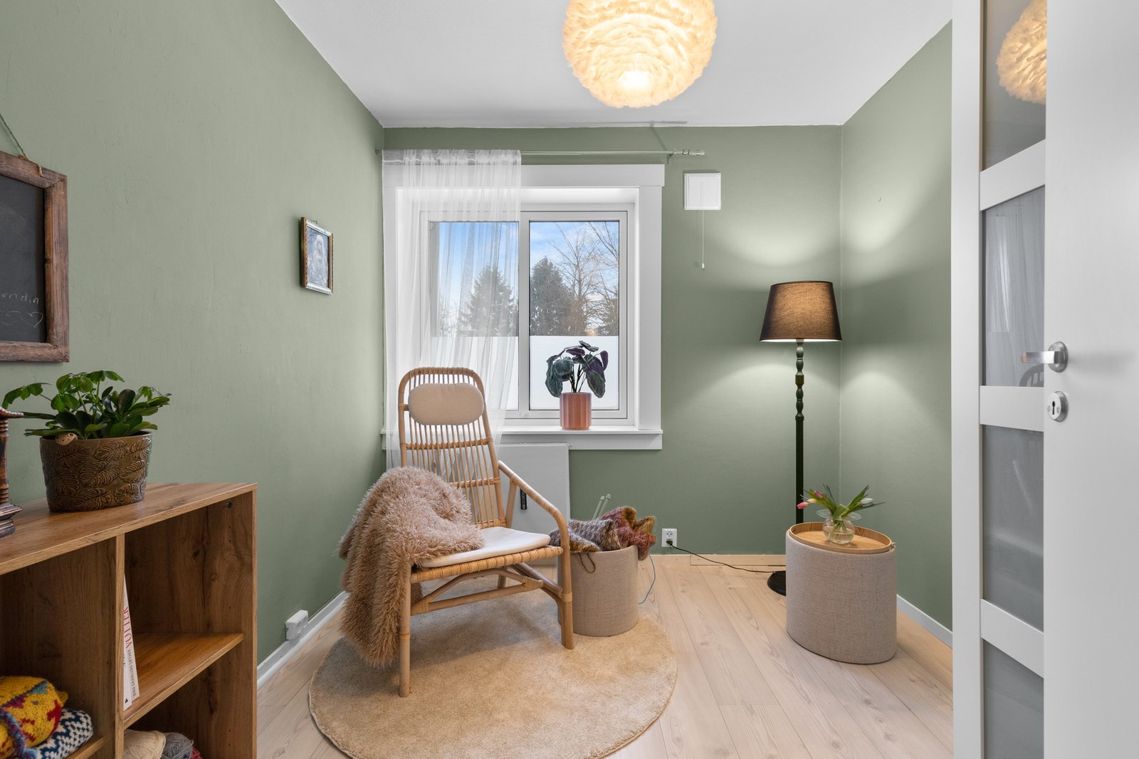 Det mindre soverommet har en delikat grønnfarge på veggene som gir en frisk og rolig stemning. Galleribilde