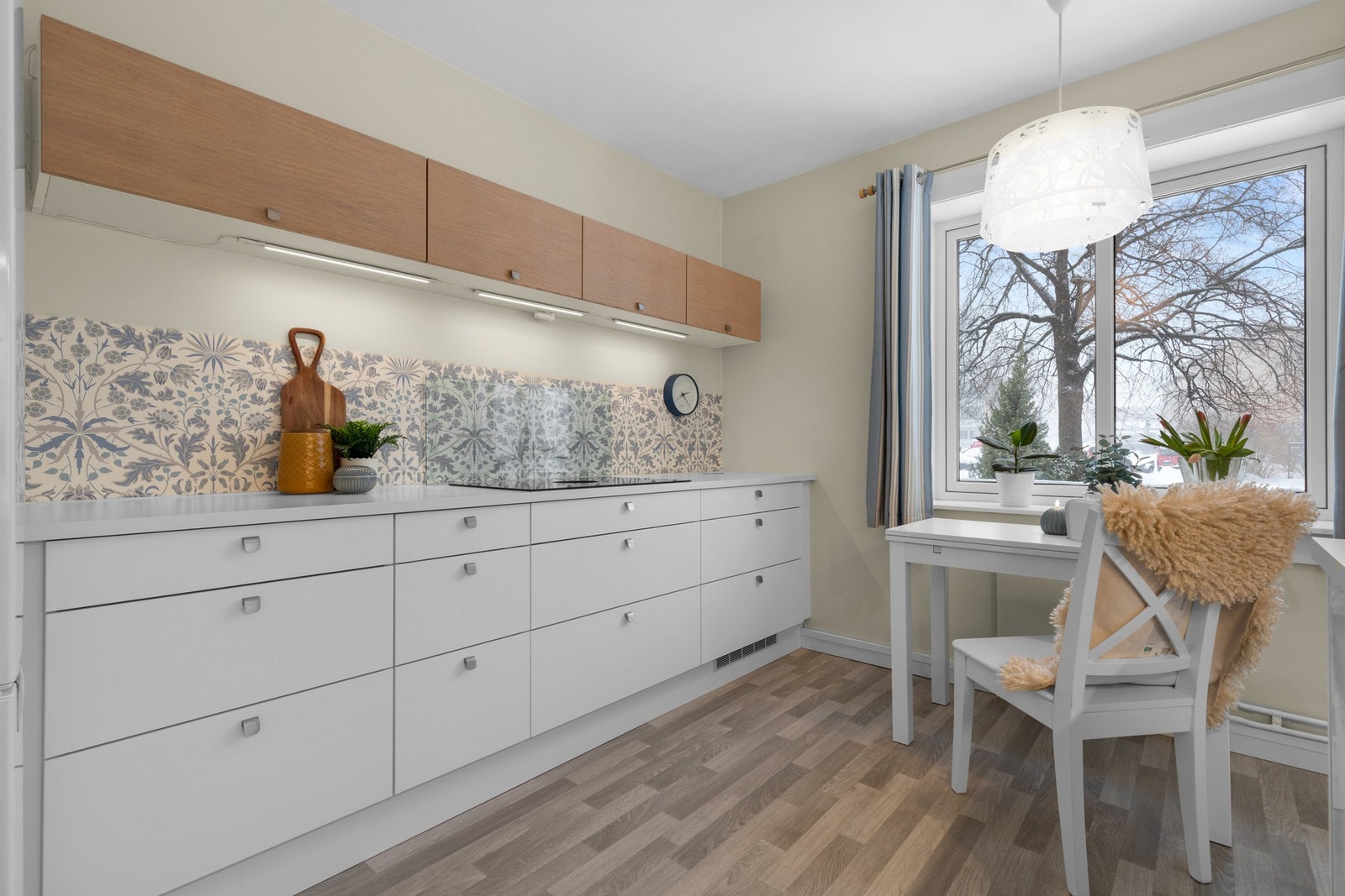 Kjøkkenet har et vindu som slipper inn naturlig lys og gir en luftig følelse. Galleribilde