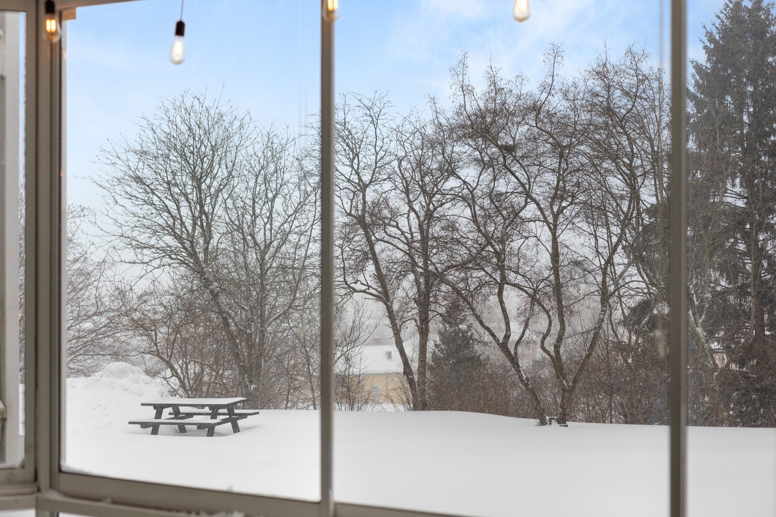 Balkongen er perfekt for en rolig morgenkaffe eller en avslappende kveld med en bok. Galleribilde