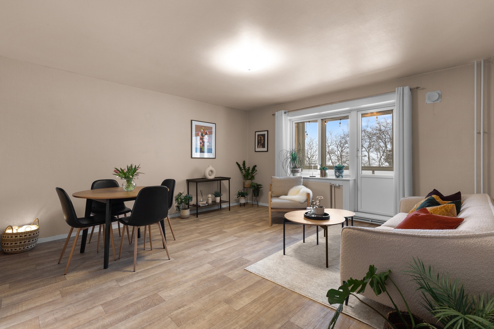 Stuen har en lun atmosfære med beige vegger og laminatgulv. Store vinduer fra 2013 slipper inn godt med naturlig lys. Galleribilde