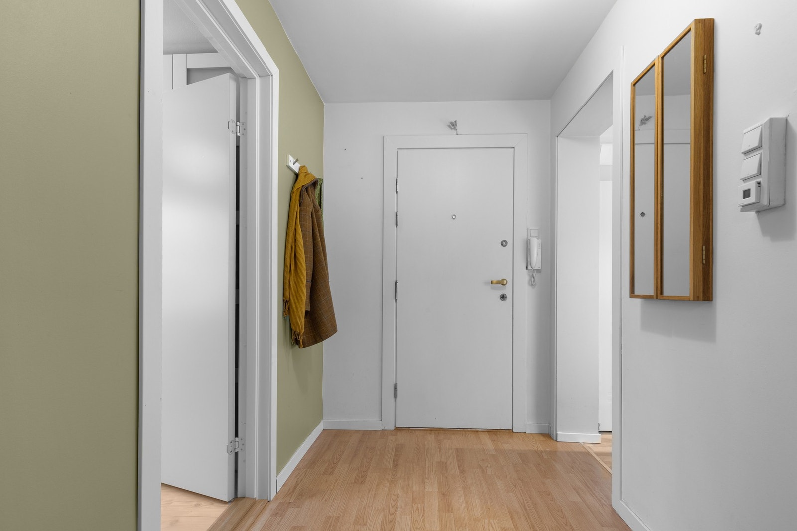 Entreen ønsker deg velkommen med en innbydende grønnfarge som skaper et moderne uttrykk. Galleribilde