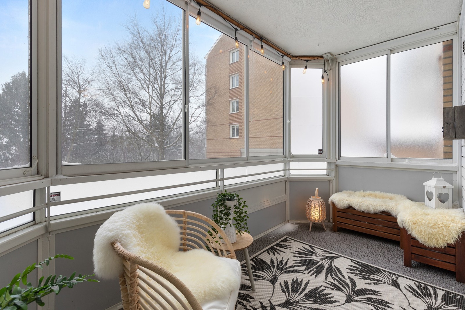 Fra stuen er det utgang til en innglasset balkong som fungerer som en naturlig forlengelse av oppholdsrommet - perfekt for både hygge og avslapning. Galleribilde