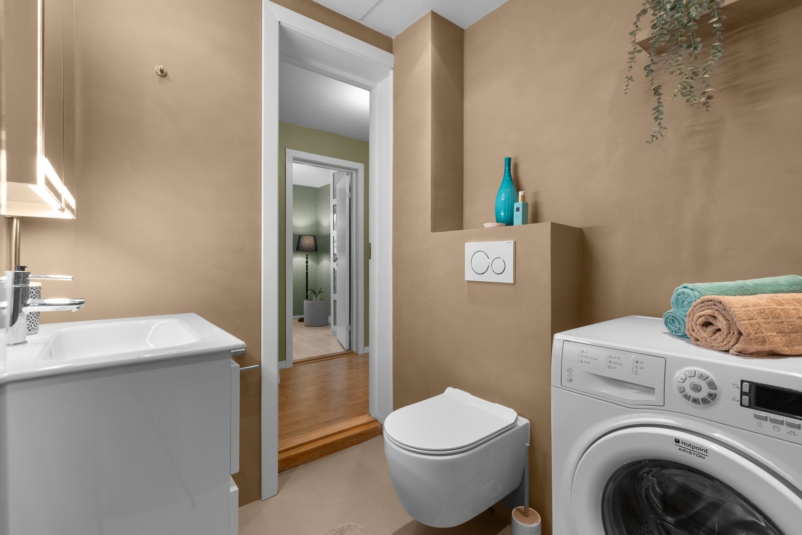 Belysningen med spotter sørger for god atmosfære, og det er opplegg for vaskemaskin - som følger med i handelen. Galleribilde