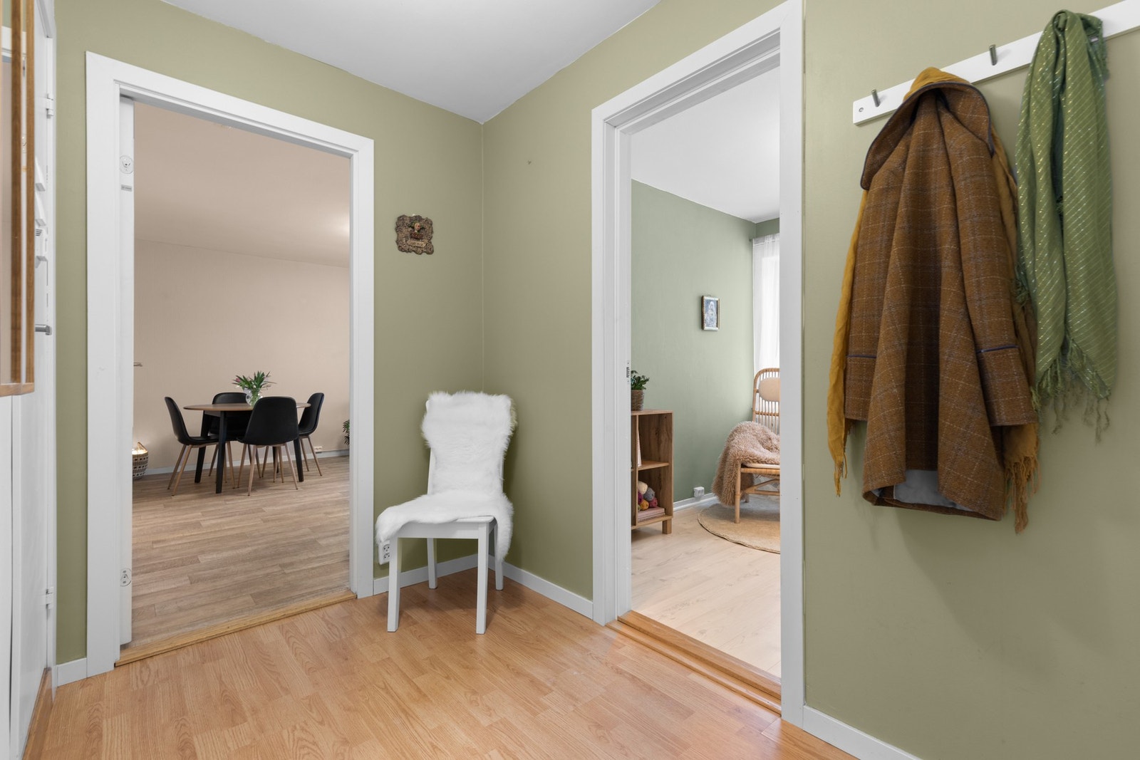 Entreen er en naturlig og funksjonell inngang som binder boligens øvrige rom sammen. Galleribilde