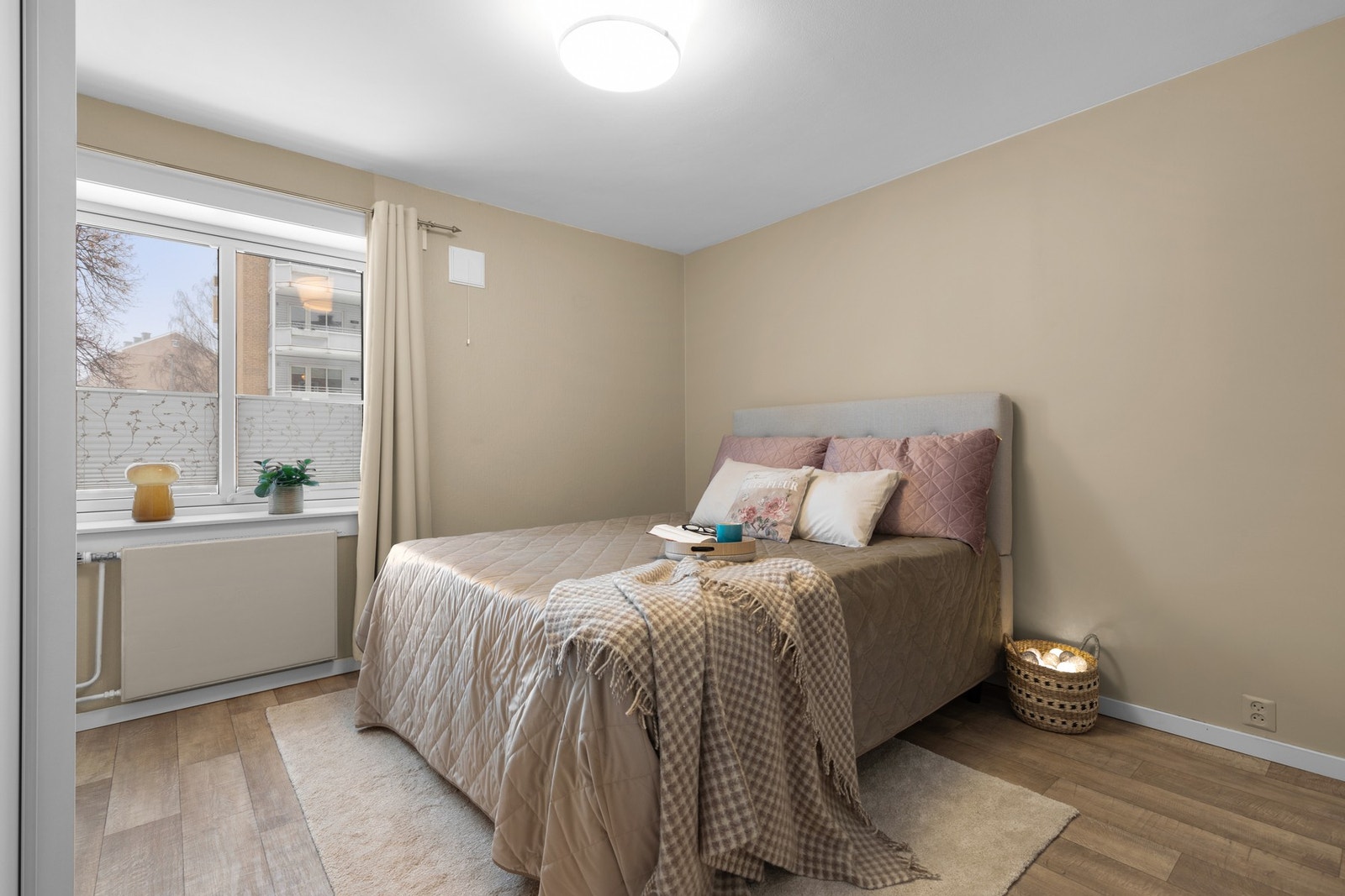 Hovedsoverommet er romslig og har beige vegger som skaper en lun atmosfære. Galleribilde