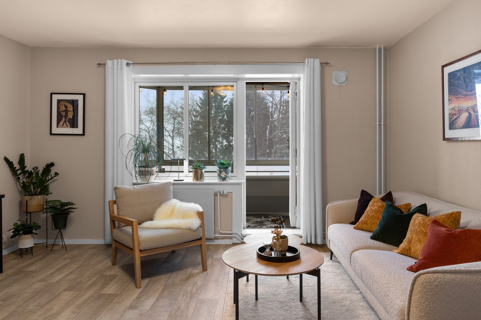 Her er det plass til både sofagruppe, TV-benk og spisestuemøblement. Galleribilde