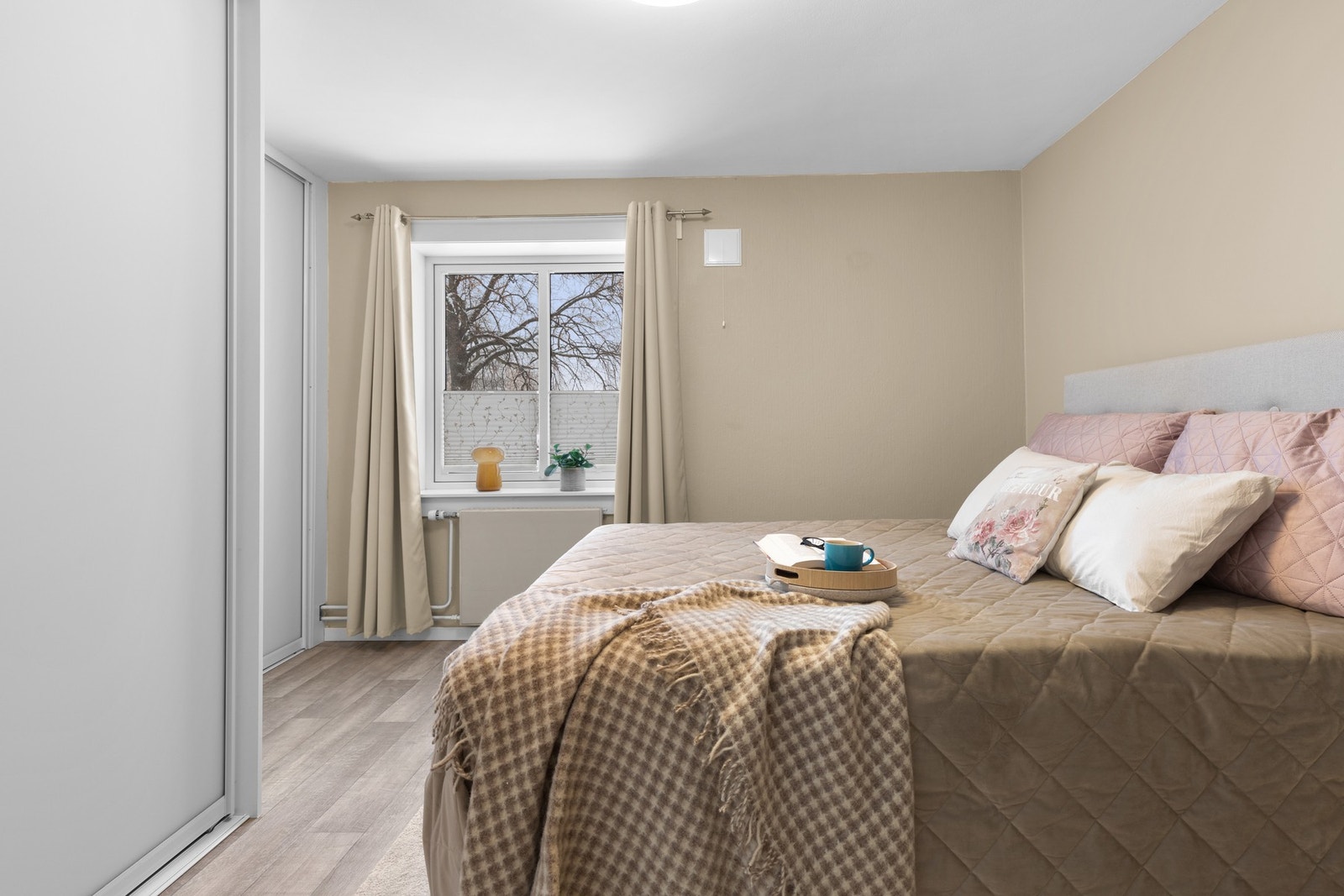 Boligen har to lyse og innbydende soverom som er tilpasset ulike behov. Galleribilde