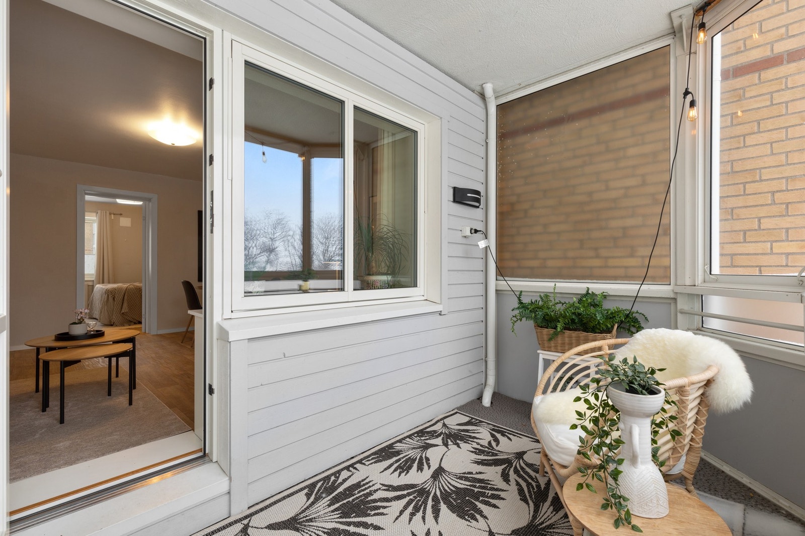 Balkongen er utstyrt med både stikkontakt og belysning, og gir rom for koselige stunder året rundt. Galleribilde