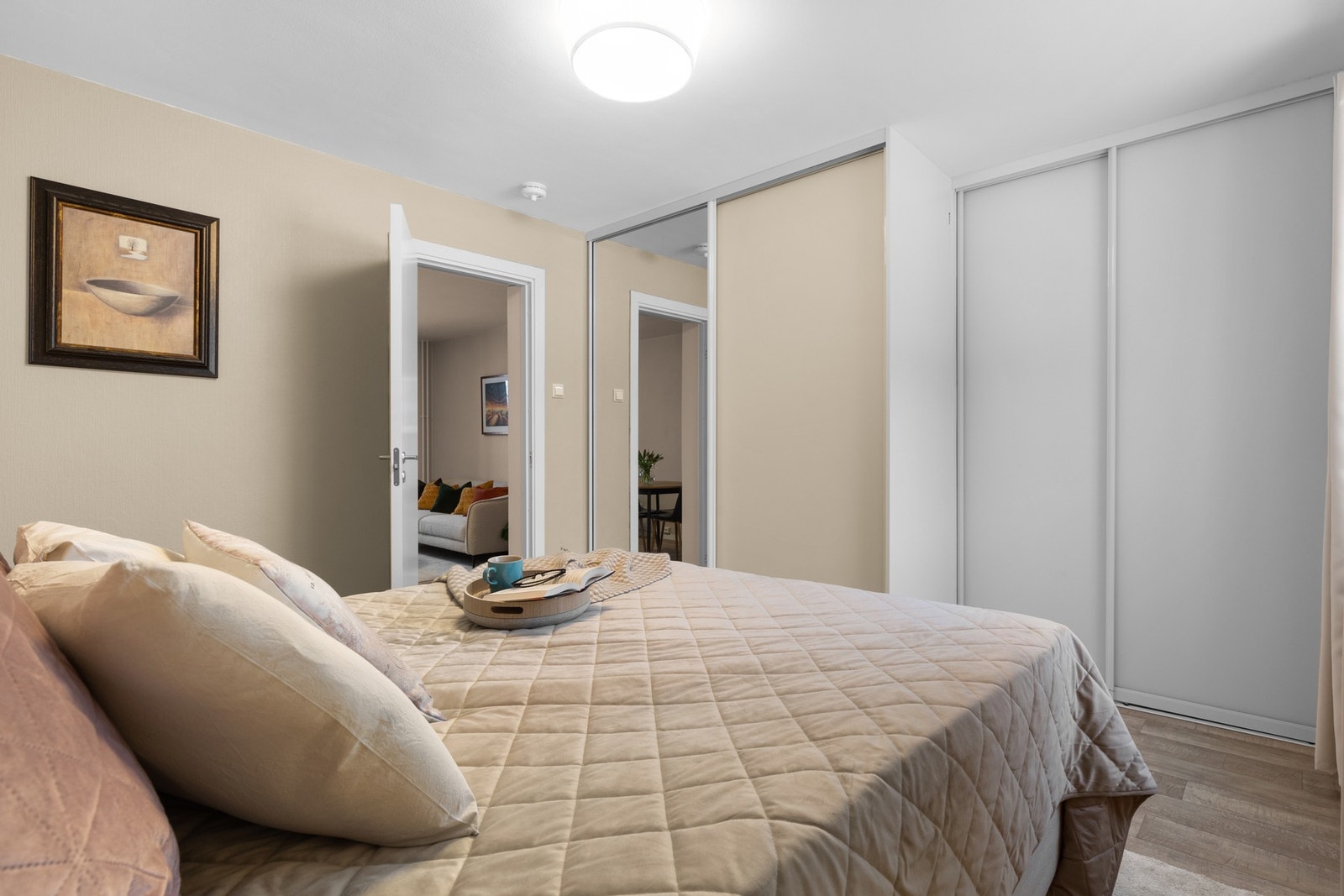 Her er det plass til dobbeltseng, nattbord og annen møblering etter behov. Garderobeskap medfølger og sørger for praktisk oppbevaring. Galleribilde