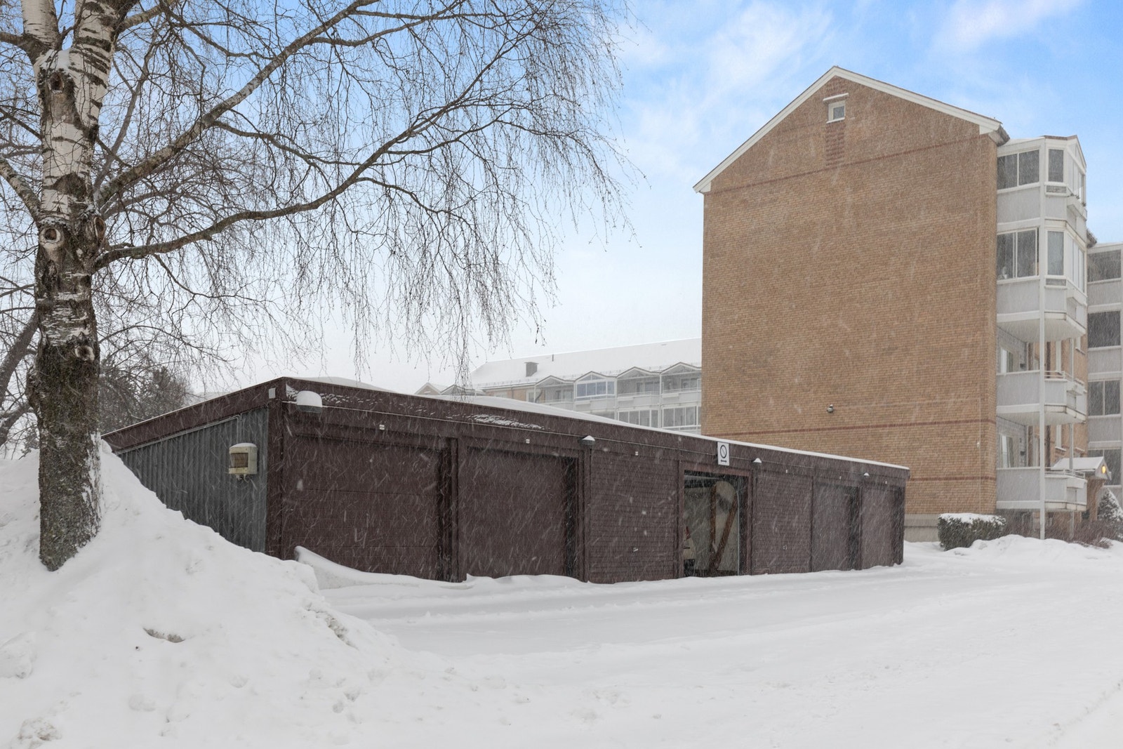 Garasjeplass i rekke, merket 107, selges utenom for 100 000 kr. Det er elektrisk port og opplegg for lader til elbil. Galleribilde