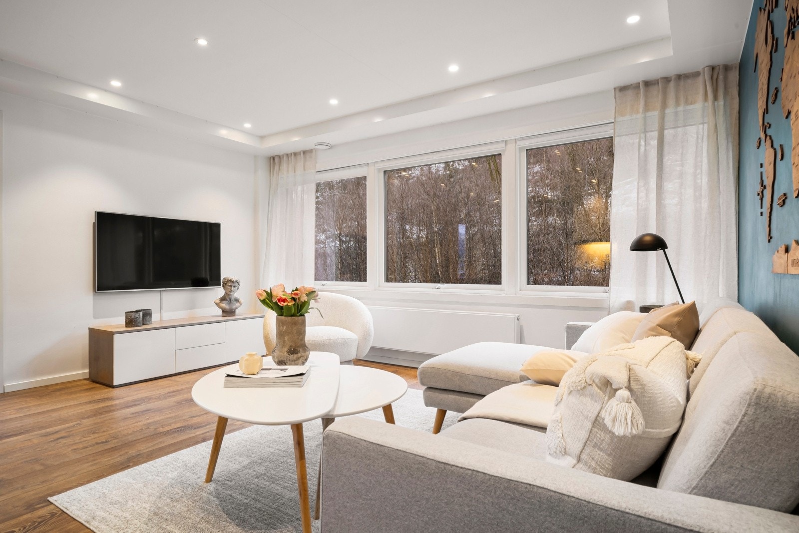 Stuen er romslig og fint utformet, noe som gjør den enkel å møblere. Galleribilde