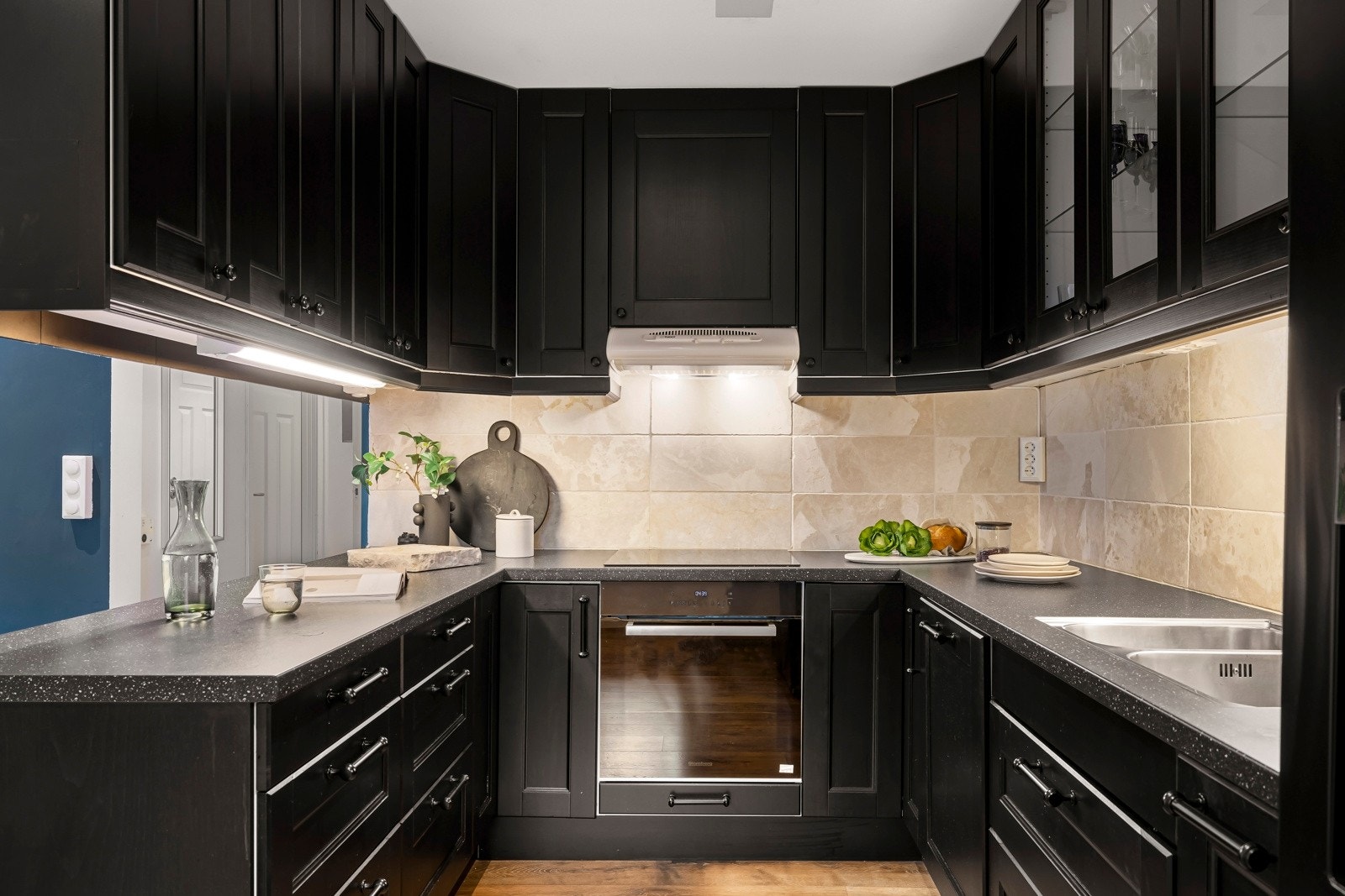 Innredningen er fra Ikea og har godt med både skap- og benkeplass. Galleribilde