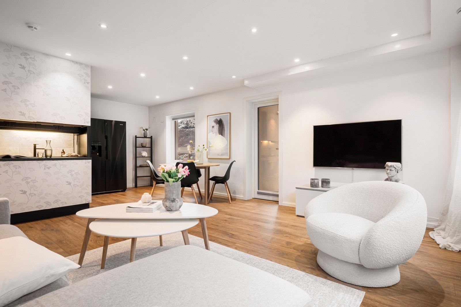 En pen og tiltalende 3-roms med innglasset balkong og flott utsikt. Galleribilde