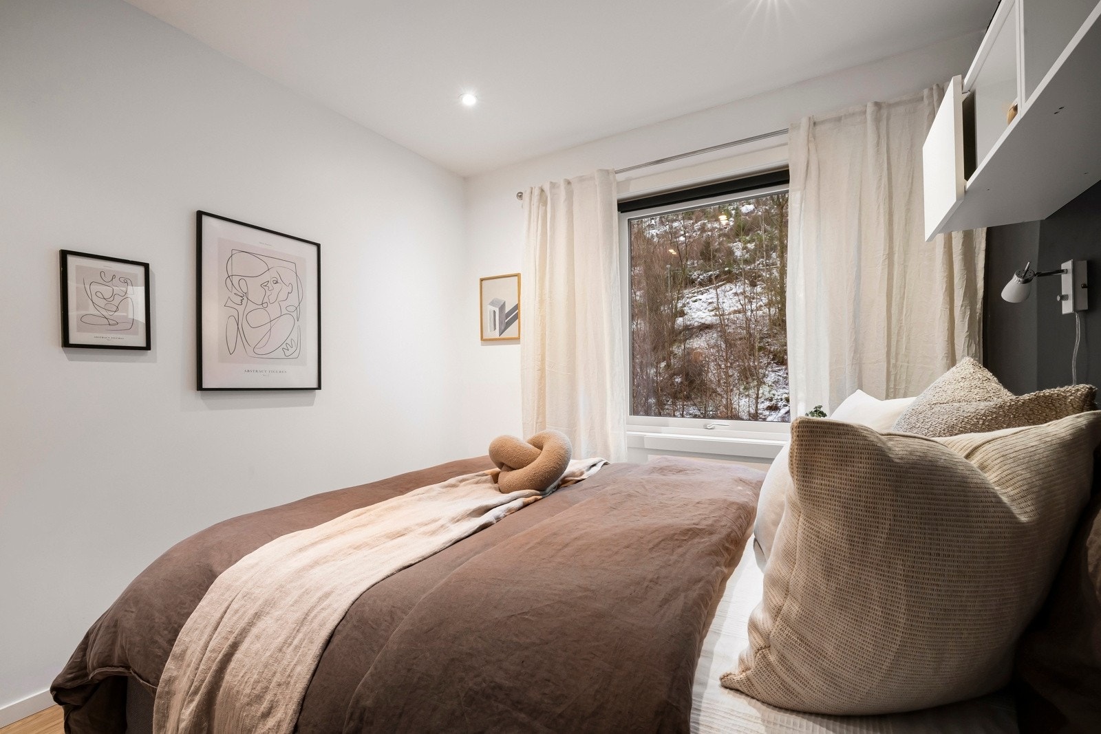 Hovedsoverommet har godt med plass til både dobbeltseng, nattbord og garderobeskap. Galleribilde